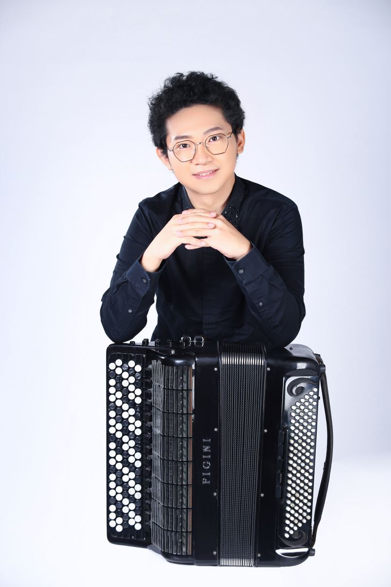 学院附中和中央音乐学院师从我国著名手风琴演奏家,教育家曹晓青教授